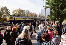 Ainavu tūres dalībnieki pulcējušies Juglas dzelzceļa stacijā